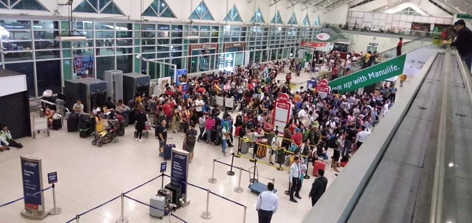 6hoursdaily's tweet photo. Accumulating waiting crowd at Davao airport due to delayed flights. #TaalEruption https://t.co/2EhEwn5QGK