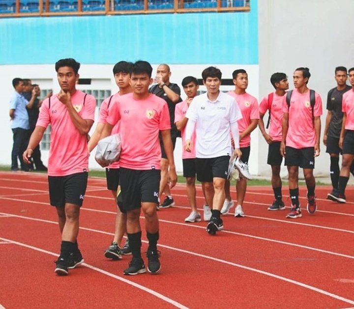 AremaStats's tweet photo. Jersey training timnas dengan apparel dari Thailand "Warrix". Ada komentar ker? #AStats https://t.co/OXgkkEvRkT
