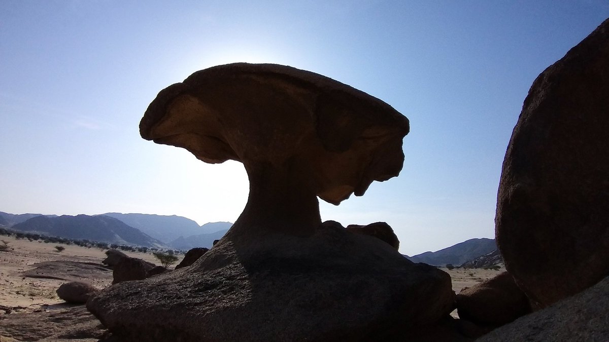 mash10000's tweet photo. تشكيل صخري جرانيتي جميل في منطقة الهضب بين الرياض وبيشة  . https://t.co/UX170mmY7C
