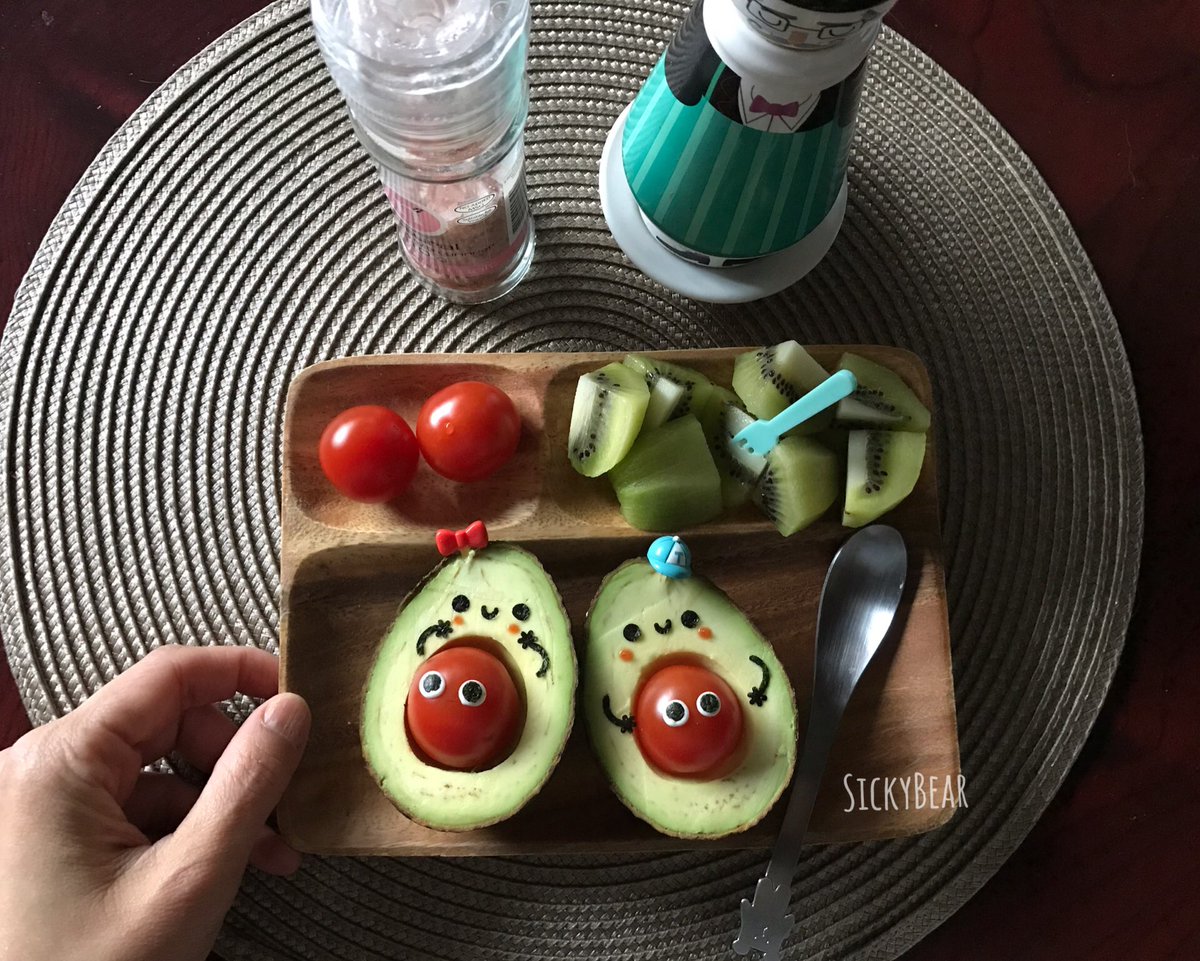 sickybear's tweet photo. สวัสดีคืนวันจันทร์✨
เช้านี้กิน 🥑🍅🥝 ชอบกิน 🥑แบบแค่โรยเกลือกับพริกไทยมากที่สุด อยากอบขนมปังนะแต่เช้าๆ สภาพยังไม่โอเคจะยืนนวดขนมปัง 😞
กลางวันกินข้าวปั้น/ ฟักทองผัดเต้าหู้ /น้ำพริกอ่องวีแกนกับผักลวก /🥝🥝
วันนี้เหนื่อยไหม? คืนนี้พักผ่อนให้เต็มที่ นอนหลับฝันดีค่ะ✨
#sickybearff https://t.co/4JyTf8CNpv