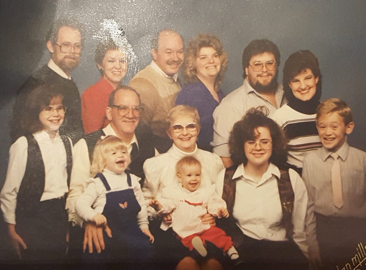 rae_anne98's tweet photo. This my mom’s family picture back in the 80s. You’re welcome https://t.co/y1uC0TzdBZ