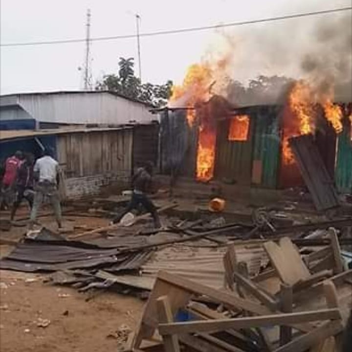 MTiassale's tweet photo. TIASSALÉ : UN INCENDIE AU QUARTIER TCHAGBANALOGO.

    Un incendie provoqué par un court-circuit,  s'est déclaré tôt ce matin, au quartier Tchagbanalogo. 
   
https://t.co/idJIPEBoHw https://t.co/ddmCLKROCs