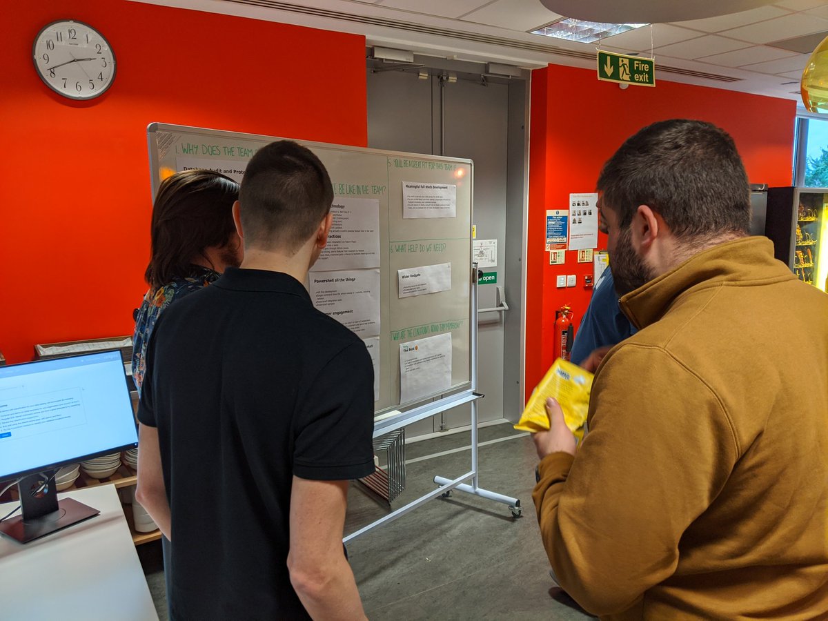 RedgateProdDev's tweet image. Tech Lead Toby taking some potential team engineers through the #DataCatalog charter 
#ReteamingWeek