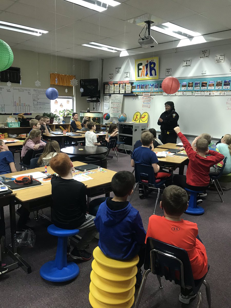 MrsBarton3rdGr's tweet photo. Introduction of DARE in 3rd grade #wesclinwarriors https://t.co/Oxq8rVx9qX