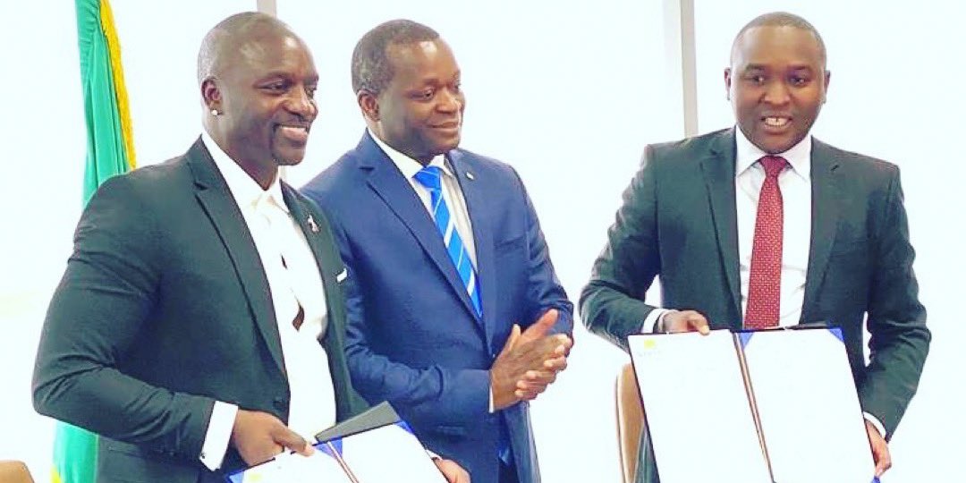 Akon com autoridades de Sengal