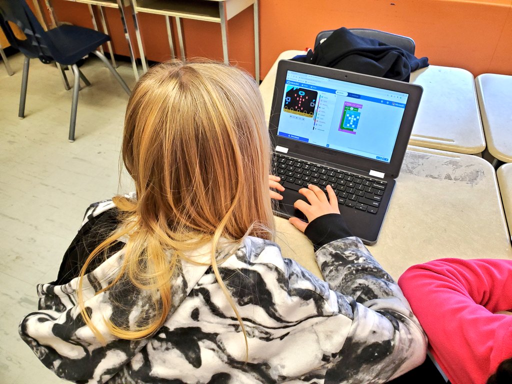 MsTranClass's tweet photo. Thank you Ms. Meggie from @KidsCoding for hosting a @microbit_edu coding workshop today! Ss had a great time creating animation stories with the LEDs and using the thermosensor to measure temperature of our hands. @3_valleys https://t.co/kSYYKWqjoe