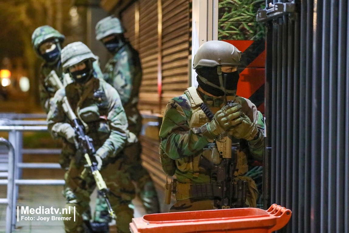 mediatvnl's tweet photo. Nieuwe rekruten van het Korps Mariniers hebben vanavond een actie uitgevoerd in de Kuip. In het stadion werden diverse targets overmeesterd. De operatie maakt deel uit van de eindoefening van de lichting 19-2 en duurt nog de hele week. https://t.co/iv0zBSjHAv