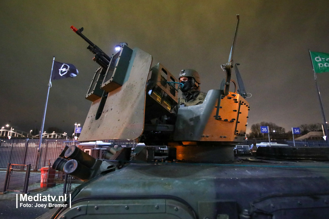 mediatvnl's tweet photo. Nieuwe rekruten van het Korps Mariniers hebben vanavond een actie uitgevoerd in de Kuip. In het stadion werden diverse targets overmeesterd. De operatie maakt deel uit van de eindoefening van de lichting 19-2 en duurt nog de hele week. https://t.co/iv0zBSjHAv
