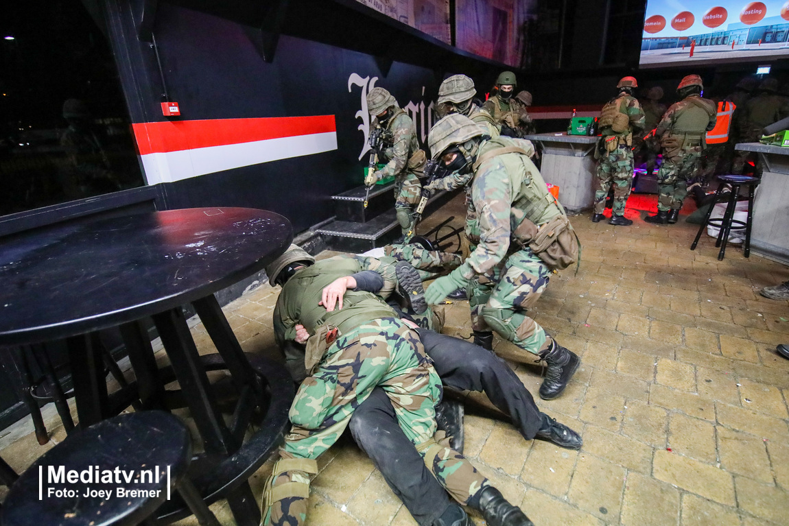 mediatvnl's tweet photo. Nieuwe rekruten van het Korps Mariniers hebben vanavond een actie uitgevoerd in de Kuip. In het stadion werden diverse targets overmeesterd. De operatie maakt deel uit van de eindoefening van de lichting 19-2 en duurt nog de hele week. https://t.co/iv0zBSjHAv