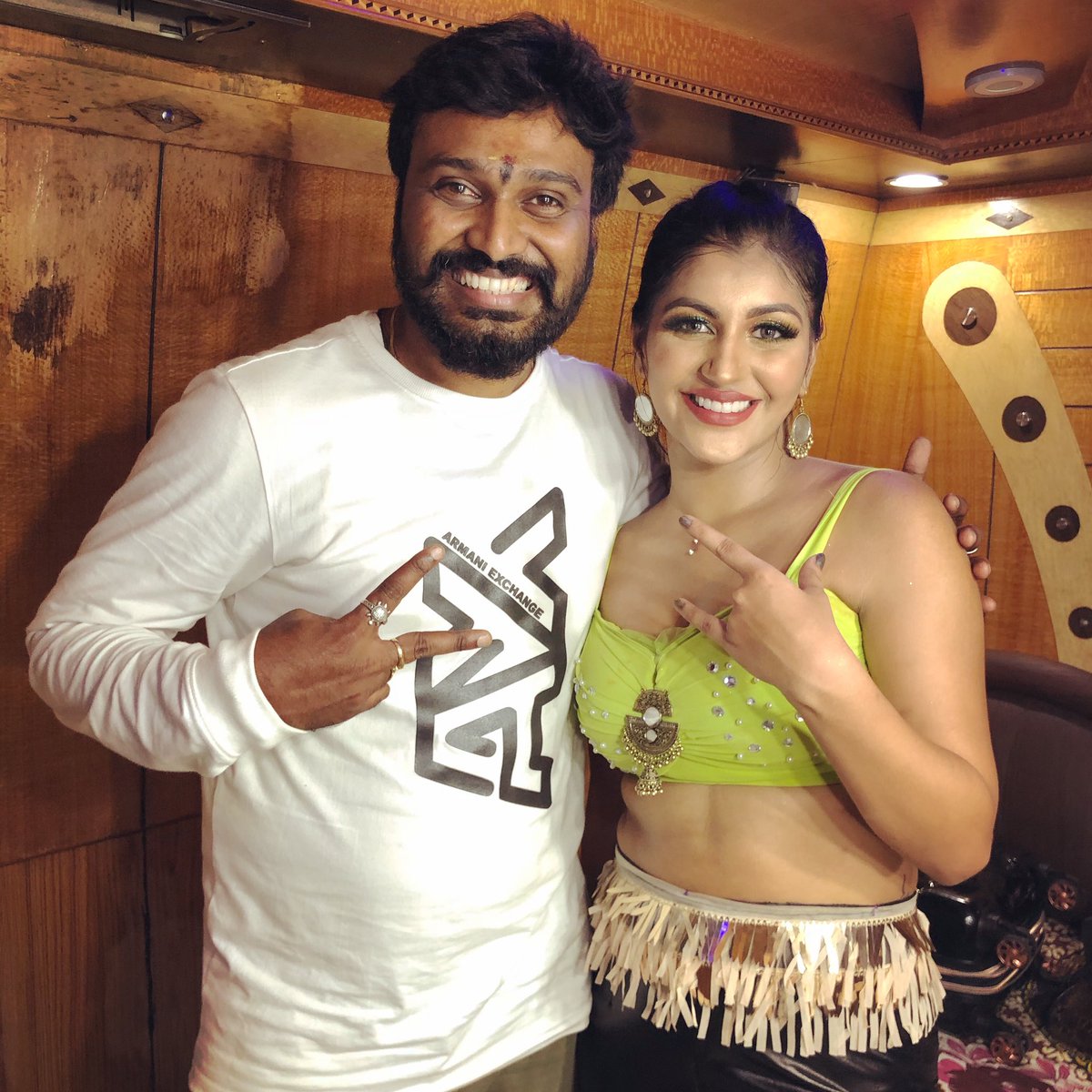 MurugaHappy's tweet photo. Wit @iamyashikaanand #ZeeCineAwardsTamil2020 she did kickass #performance hard worker my choreography 😎 thx to @zeetamil Tamil das sir n Thyagu sir ,Supraja ,Jai sir ,dop Arun sir  #teamthandavika👁👁 https://t.co/7pTrrekNA1