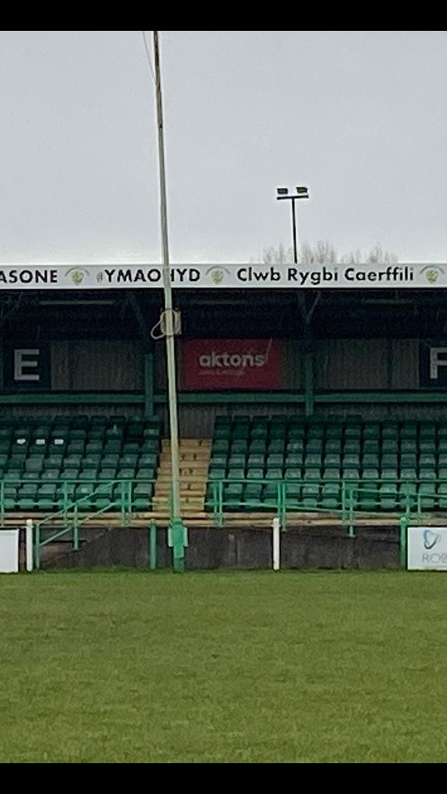 CRFCDiamonds's tweet photo. @dafyddiwan Llongyfarchiadau ar y llwyddiant iTunes!

Eleni, rydym wedi mabwysiadu #YmaOHyd fel ‘motto’ ein clwb. 🏉🏴󠁧󠁢󠁷󠁬󠁳󠁿 

Sawl ‘retweet’ er mwyn cael chi i’r clwb am berfformiad o’r anthem? 🎶 🎸 

How many retweets needed for a live performance at our club?! 🤞🏼🙌🏼 https://t.co/KqnYGWEDWY