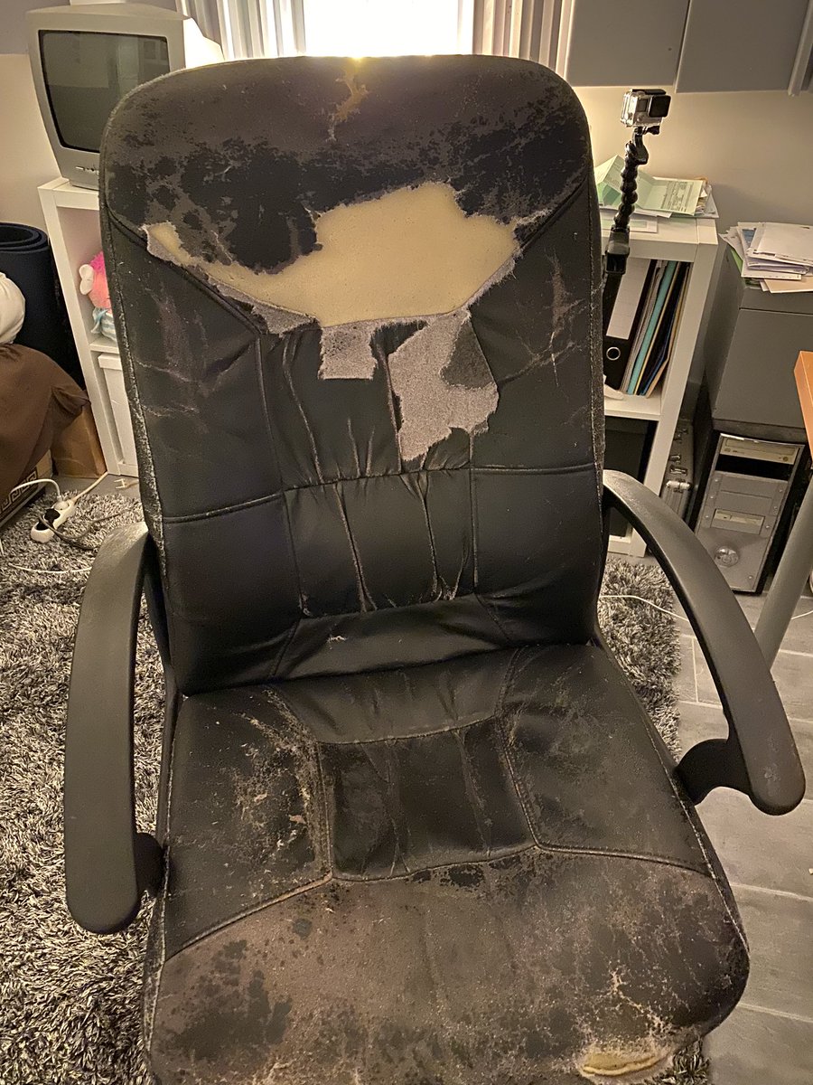 AmineEdge's tweet image. If you never ever had a studio chair like that, you are not a real producer, period, bye (owner: @SyapSound )