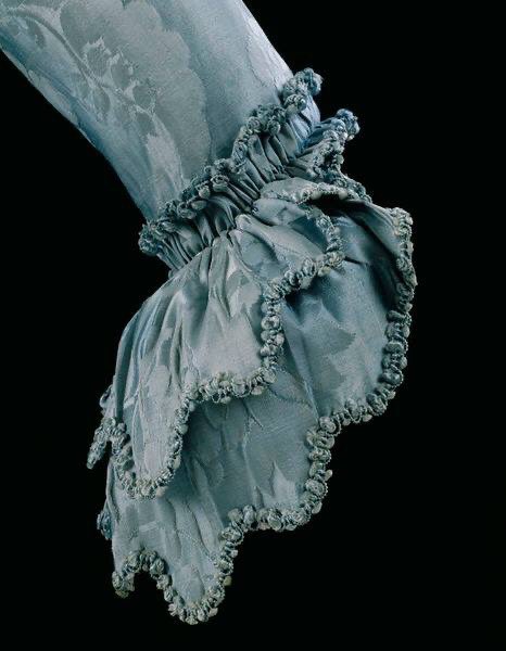 SilkDamask's tweet photo. #BlueMonday: Detail from a #silkdamask #sackback dress. Probably woven @Spitalfields, c. 1740s and made up c 1760-1769; maker unknown
More: https://t.co/rWFBmW6Mzl  @V_and_A https://t.co/heGAAprPH4