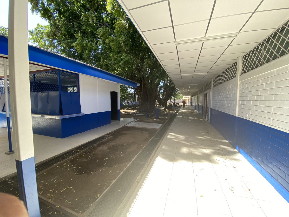 minednicaragua's tweet photo. #AHORA | Autoridades de @minednicaragua realizan visita a los avances de rehabilitación de la infraestructura escolar del Instituto Nacional de Chinandega “Miguel Ángel Ortez y Guillen” 

#EnVictoriasEducativas 📚📖🎉 https://t.co/WPD310Ej8R