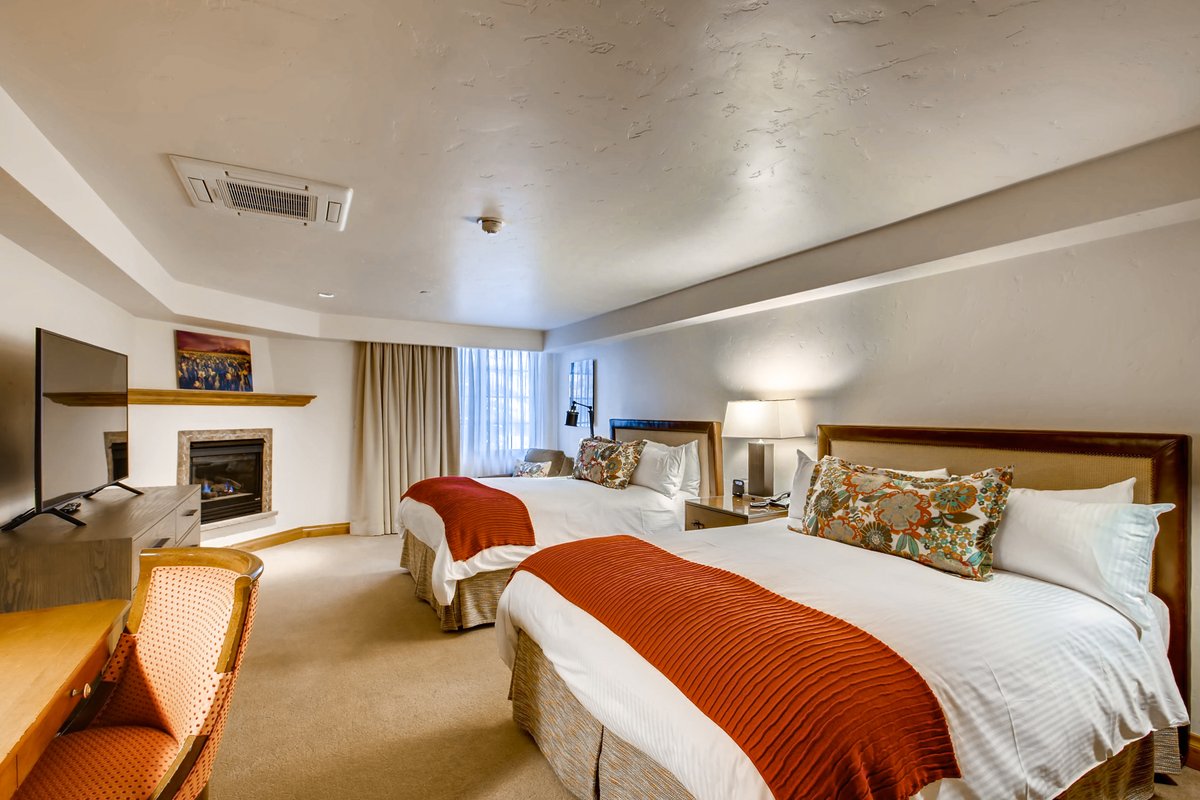 Larger than most traditional hotel rooms in Vail, our lodge rooms offer over 400 sq/ft of space. Available with one king or two queen beds.  bit.ly/2SBlHGV #Vail #VailLodging #VailMountainLodge