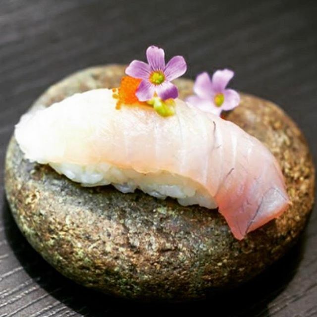 “Omakase”de Róbalo Patagónico al estilo @barjardinsecreto en manos del chef @fjmandiola @restauranteuropeo #todosbienvenidos #carta2020 #sushi #chile ift.tt/2tSFytA