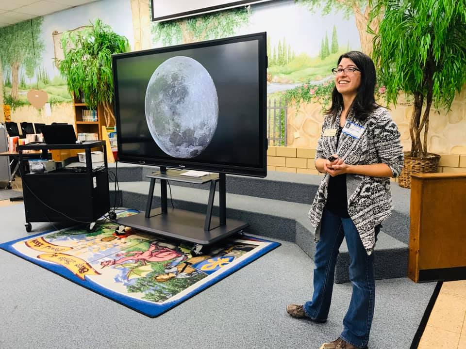 TravisBeepBeep's tweet photo. We had Amber Leung stop by today to talk to our 3rd Grade students about Astrophotography. She included the understanding of long exposure images, focus, image processing, finding astronomical objects, celestial events, and areas of the night sky. Thank you for Amber Leung! https://t.co/Z7z0VP38H1