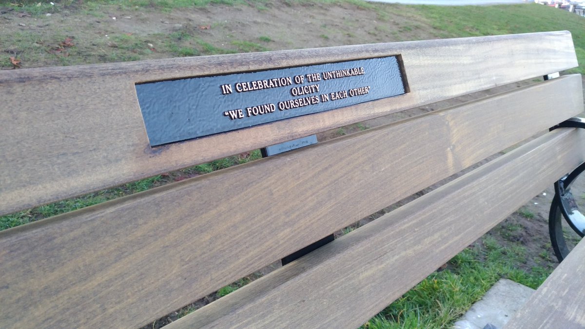 In June 2017, led by the  @OlicityBench team, the Olicity fandom gathered together and raised $7k to benefit the preservation of Stanley Park in Vancouver, and a bench was dedicated for 10 years to celebrate the love of  #Olicity.  #Arrow