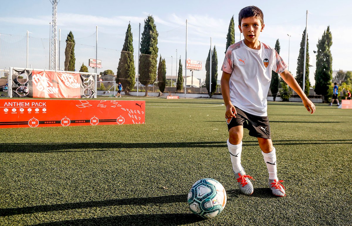 valenciacf_en's tweet photo. Ready for the week ahead 👏 #VCFKids ⚽️🦇 https://t.co/NsB0Vm6E19
