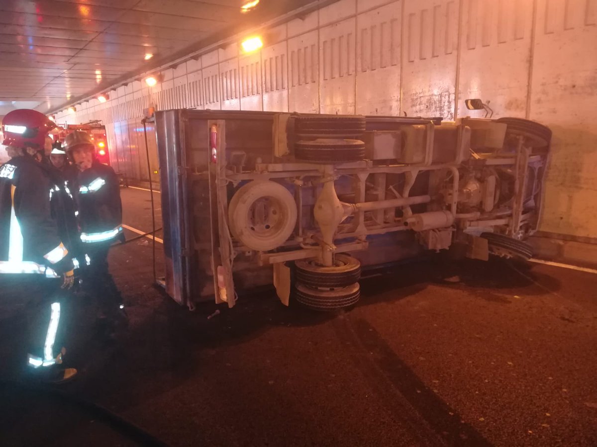 Imágenes del vuelco, este mediodía, en el Túnel de #JulioLuengo de un furgón con un tanque de 1000 litros de gasoil en la caja, vacío afortunadamente. Sin atrapados