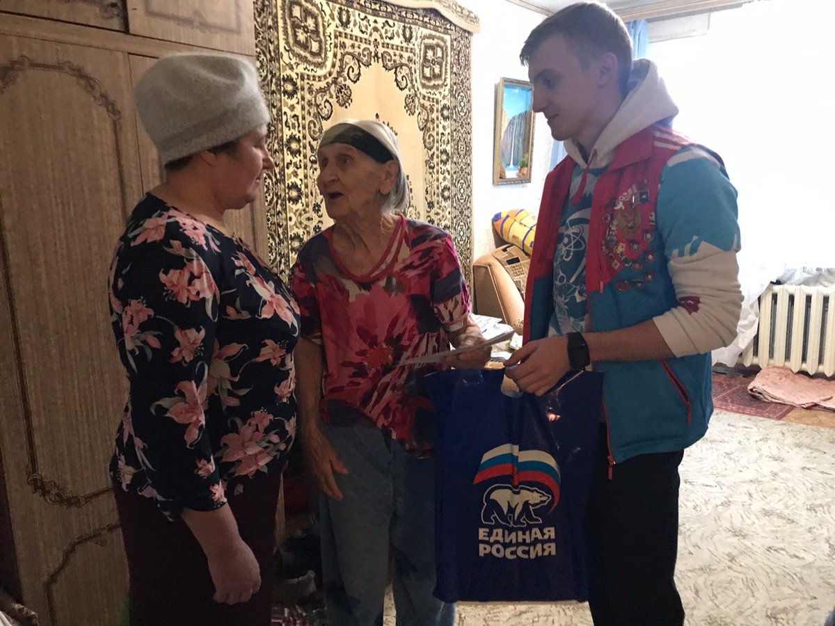 #ЕР в год 75 летия Победы ВОВ  члены и сторонники ВПП "ЕДИНАЯ РОССИЯ" #Тейковорайон посетили участницу войны Таисию Ивановну Катылеву. На фронт Таисия Ивановна ушла в 16 лет. Вместе с боевыми подругами служила в войсках противовоздушной обороны, защищая от врага небо Москвы.