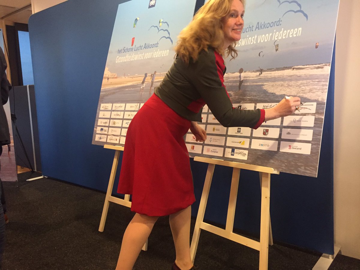 Ondertekening Schone Lucht Akkoord Gezondheidswinst voor iedereen door o.a <a href="/provgelderland/">Provincie Gelderland</a> @JanvdMeer <a href="/GemeenteEde/">Gemeente Ede</a> @w_vreugdenhil <a href="/gemeentearnhem/">Gemeente Arnhem</a> @CathelijneCB <a href="/gem_Nijmegen/">Gemeente Nijmegen</a>