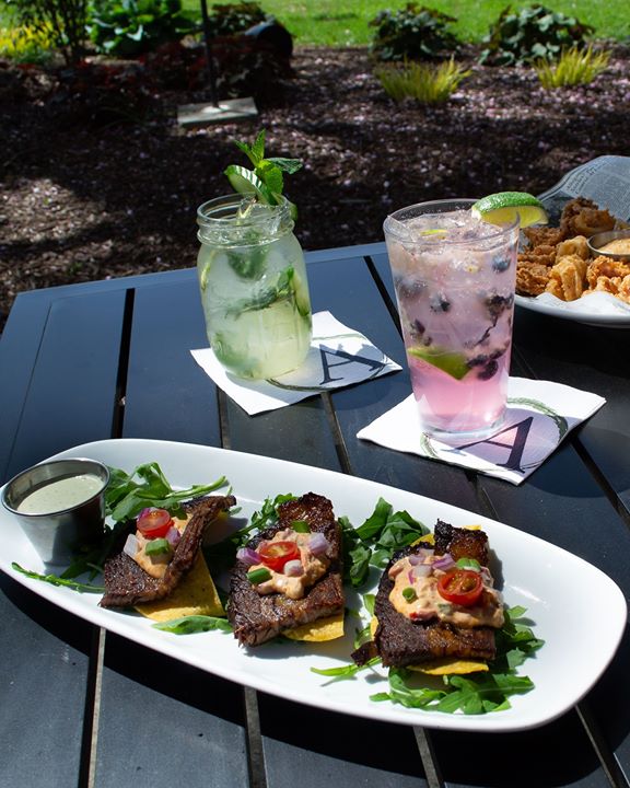 Dine_Alexandras's tweet photo. The weekend weather has us iching to eat on our outside patio. The Smoked Brisket Nachos pair perfectly with our warm fire pit. 
🍅 
14-hour smoked brisket / pimento cheese / onion / cherry tomato / fried corn tortilla / jalapeño ranch https://t.co/ZqSk6kYWzM