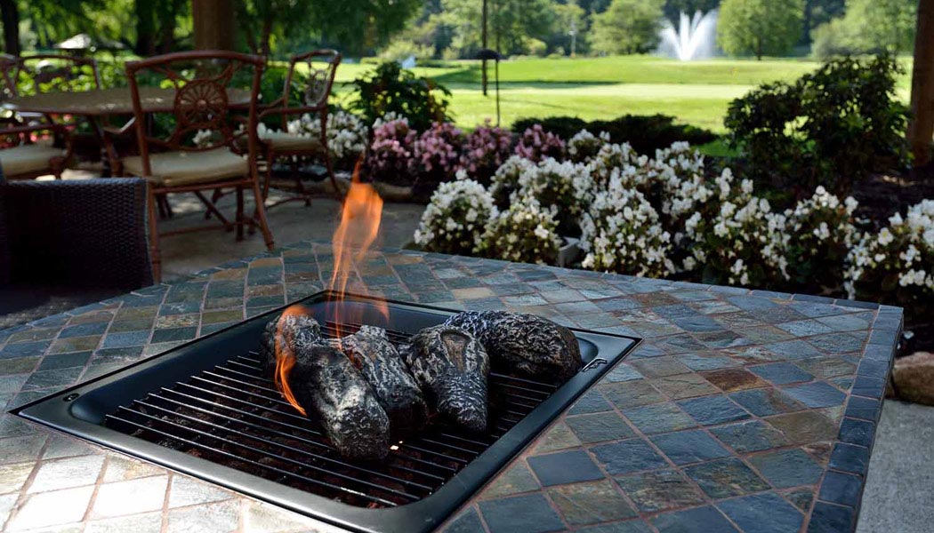 The weekend weather has us iching to eat on our outside patio. The Smoked Brisket Nachos pair perfectly with our warm fire pit. 
🍅 
14-hour smoked brisket / pimento cheese / onion / cherry tomato / fried corn tortilla / jalapeño ranch