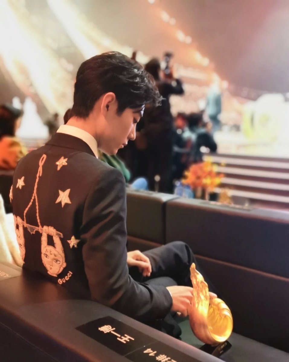 BoJunYiXiao_TH's tweet image. เซียวจ้านนั่งข้างป้ายชื่อหวังอี้ป๋อ แล้ววางถ้วยรางวัลไว้ตรงป้ายชื่อนั่งของหวังอี้ป๋อ
—ภาพจากงาน Weibo Awards​Ceremony​ วันที่ 11 มกราคม ที่ผ่านมาค่ะ

cr. 55bokii