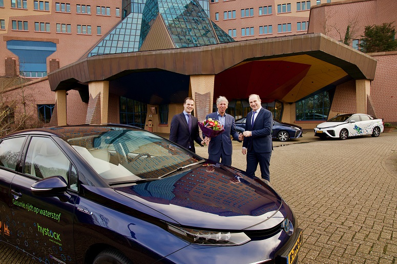 Gasunie's tweet photo. Gasunie rijdt op #waterstof! Onze eerste waterstofauto’s van @ToyotaNL zijn vandaag in ontvangst genomen door Ulco Vermeulen (Directeur Participations &amp; Business Development). #waterstofauto #toyotamirai #energietransitie #hydrogen #energie #energy https://t.co/5S76GnjjgE