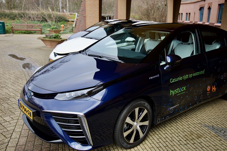Gasunie's tweet photo. Gasunie rijdt op #waterstof! Onze eerste waterstofauto’s van @ToyotaNL zijn vandaag in ontvangst genomen door Ulco Vermeulen (Directeur Participations &amp; Business Development). #waterstofauto #toyotamirai #energietransitie #hydrogen #energie #energy https://t.co/5S76GnjjgE