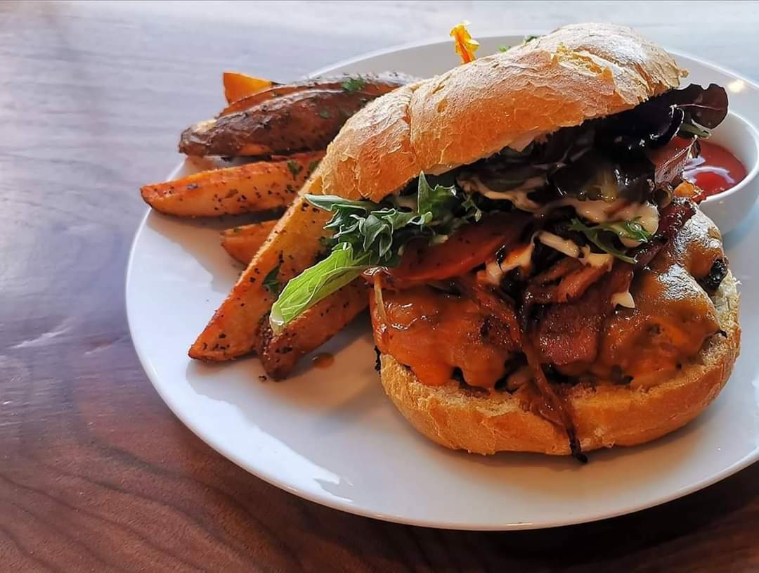chefhenrie's tweet photo. It's Kromburger Monday! Get a tasty 200g burger with all the fixings and served with seasoned hand-cut wedges and a Krombacher Pilsner for $19 🍔✨

Order today at 339 High Street, #MacTier #chefhenrie #burgers #burgernight #muskoka #parrysound #georgianbay https://t.co/qYUWWa91Co