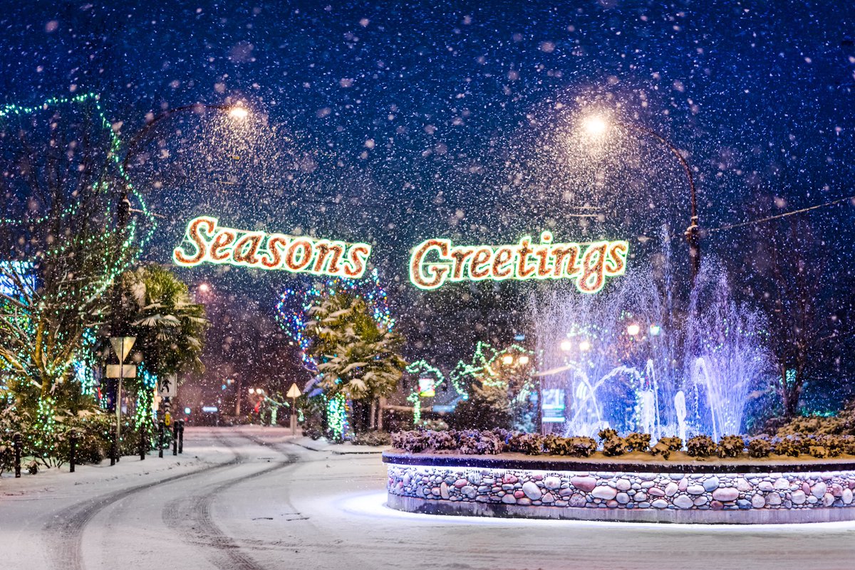 ItkasanImages's tweet photo. I’m glad the City of Langford kept those decorations up! Got my 2020 Christmas card ready 🤗❄️ #BCStorm #bcsnow #yyj #yyjtraffic @victoriabuzzes https://t.co/kmnCmHe63C