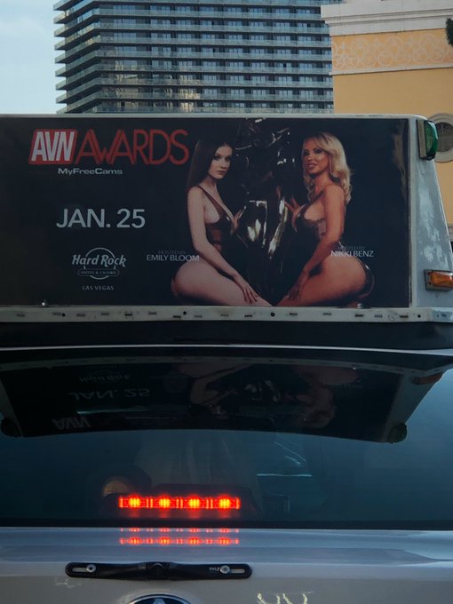 Driving around Vegas yesterday & pulled up behind a taxi with 2 #superhot boss babes on it !!!! I’m omw