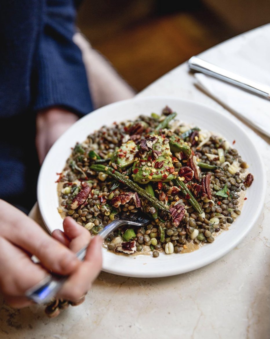 unityworkspace's tweet photo. Half way through #veganuary! π For those looking for plant-based yumminess around Moorgate, head down to @CaravanResto for this wholesome bowl of braised puy lentils, green beans, avocado, pecans and pomegranate tahini. π±π #UNITY #UnityWorking https://t.co/lT4m2Rb2ix
