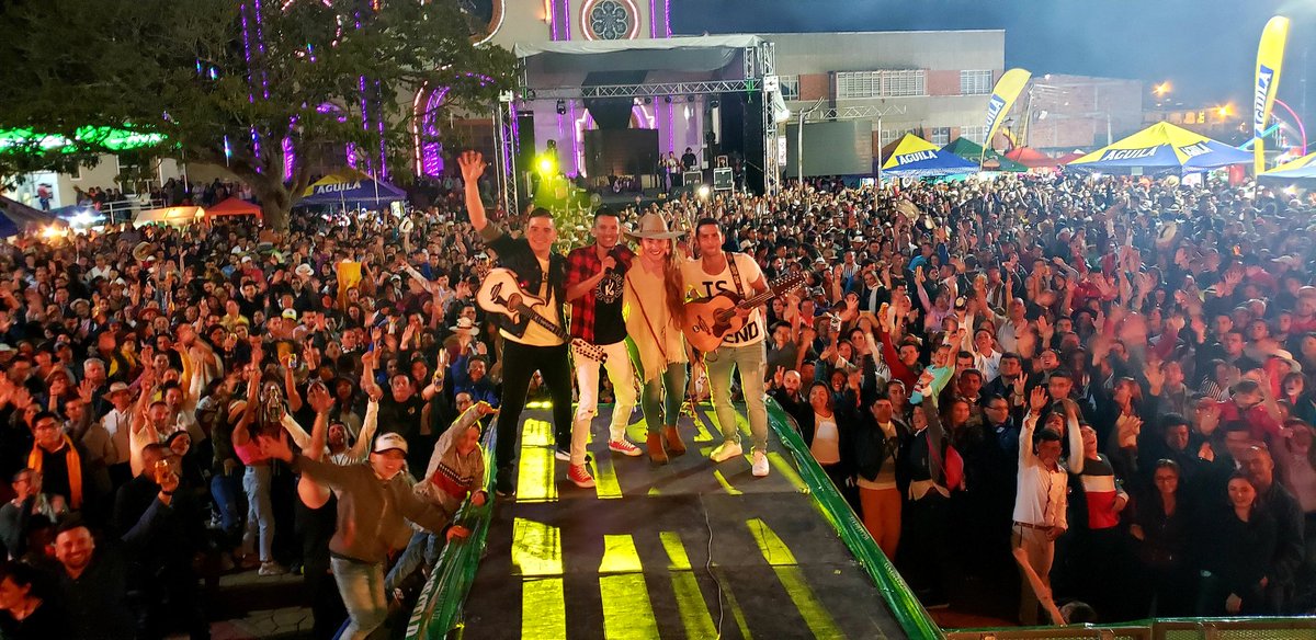 LosKRamones's tweet photo. Gracias UBAQUE/CUNDINAMARCA 💥 Territorio KRamonero ❤❤ Les dejamos nuestro mejor Show💃🏻🕺🏻🎶
#BailaCarranga #LosKramones #Carranga #MusicaCarranguera #Parranda #tocaestudios #luchinisuarez https://t.co/ShMEOm3sjU