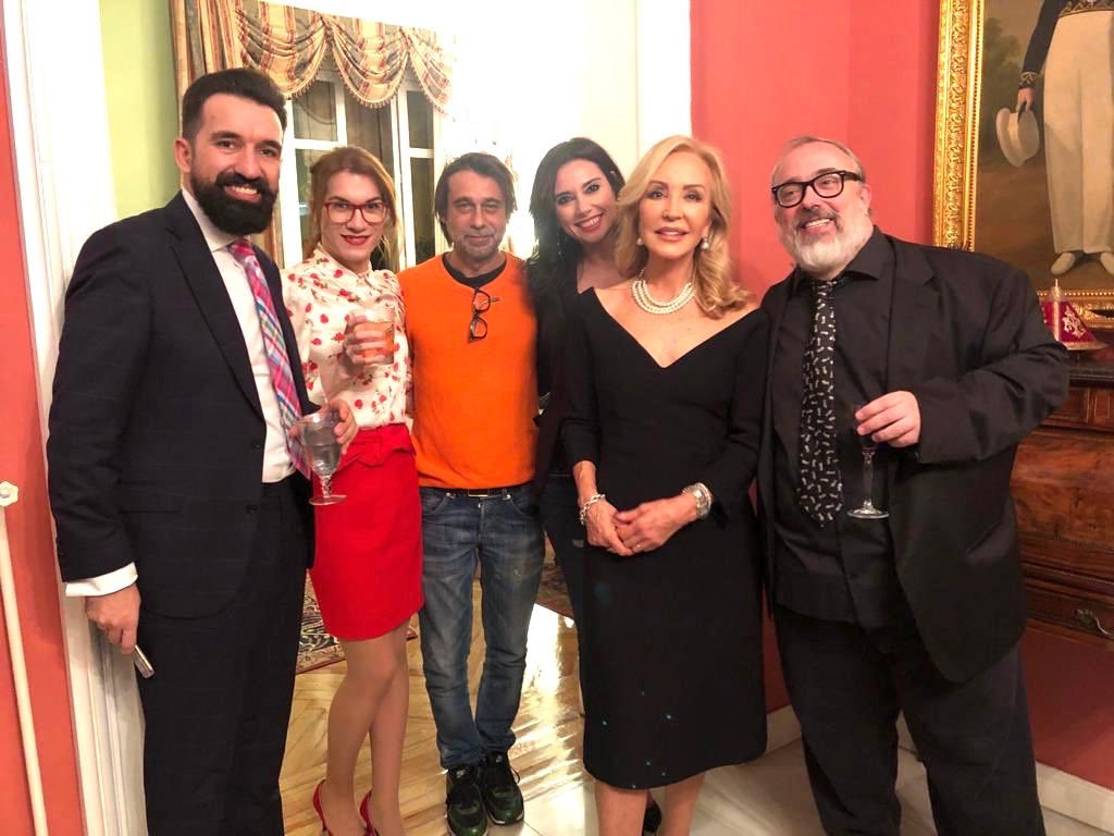 Carmen_Lomana's tweet image. Esta foto me llena de alegría! Todos Personas que quiero mucho.
@eljordimolla 
@martaflich 
@alexdelaIglesia 
@SOYMIGUELLAGO 
@elsaruizcomica 💓💕
#Roscón2020 🍩