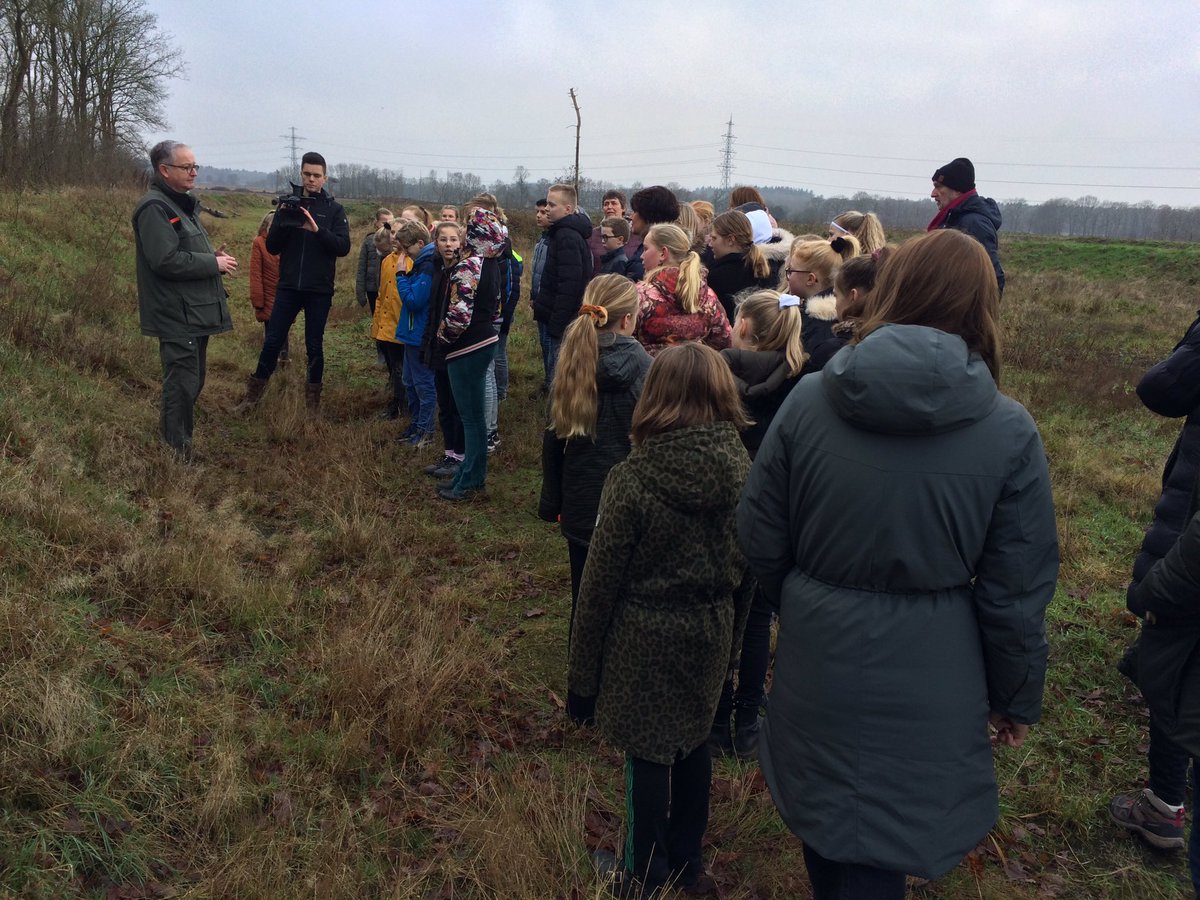 noord_anita's tweet photo. Op pad met de Raad van Kinderen @Noordenveld naar @staatsbosbeheer #Noordseveld 
#excursie, #biodiversiteit, @MissingChapterF https://t.co/D0VUsXlRB5