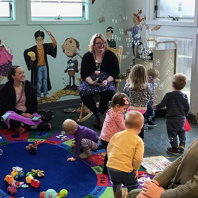 crcpl's tweet image. Who doesn't love #bubbles?! #WiggleWorms storytime for toddlers and babies starting off our Monday morning at the #NorthsideBranchLibrary. #ChildrensPrograms #Fun #Stories #Songs #CRCPL 🐛📚🎶 ift.tt/2TluEHE