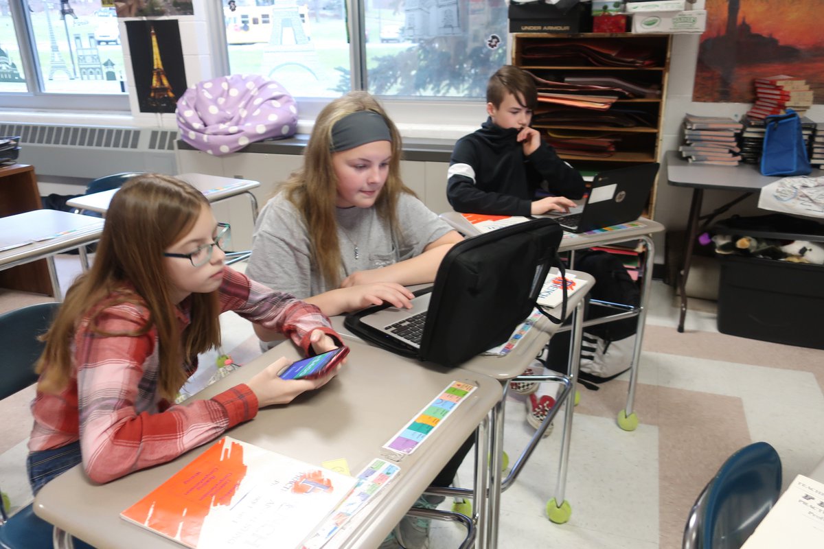 HCSPennHen's tweet photo. Playing a fun game of Gimkit to review for our midterm - always a fun game. Lots of repetition with the vocabulary. #Frenchrules ๐๐ซ๐ท๐ https://t.co/iDJxzec8UC
