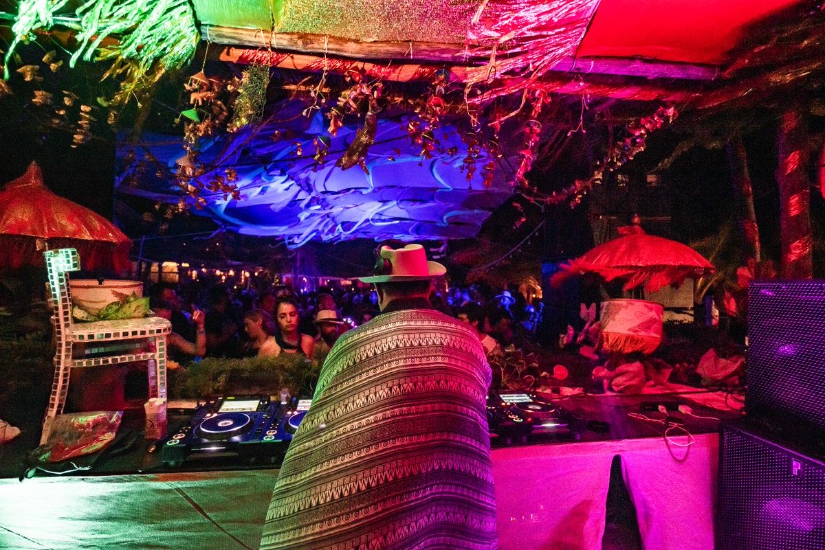 DJBEHROUZ's tweet photo. Really looking forward to taking all the @donotsit_ colors and sounds to Amsterdam this Saturday at #demarktkantine. Europe family, here I come! 💿✨#DoNotSitInAmsterdam #DoNotSitOnTour
​Tickets: https://t.co/pxqs8sJrd5 https://t.co/HUFYUxGspX