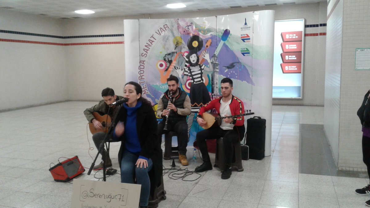 İzmir de sokak sanatçılara metro üç kuyularda  yer verilerek onlara sahip çıkan yetkililere teşekkürler