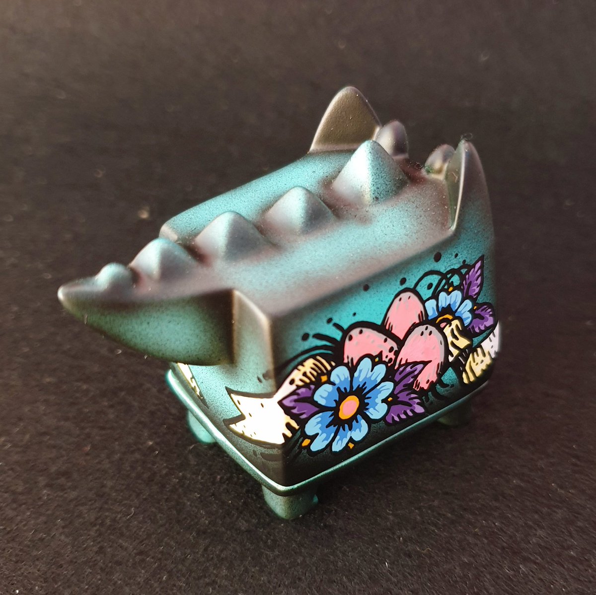 ratokimtoy's tweet photo. 2020.2.9 WF (Line up 02)
Dino cat - Mint _Tattoo ver.
You can buy it at the WonderFestival2020
#wonderfestival
#boxcatseries
#ワンダーフェスティバル
#wf2020 #sofvi #tokyosofubi #ソフビ #cdfstudio #designertoy #tattoo
#ratokim https://t.co/uNIqfBG3W0