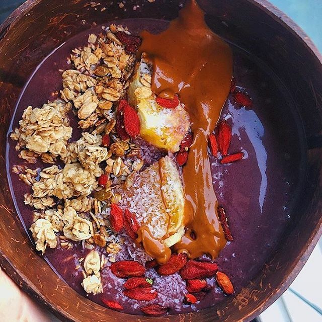 Delicious Açai bowl with oranges and granola here by @lovelyplantsleia ! Who thinks this looks delicious?!🙌🏻🌱 ift.tt/35KsaVv