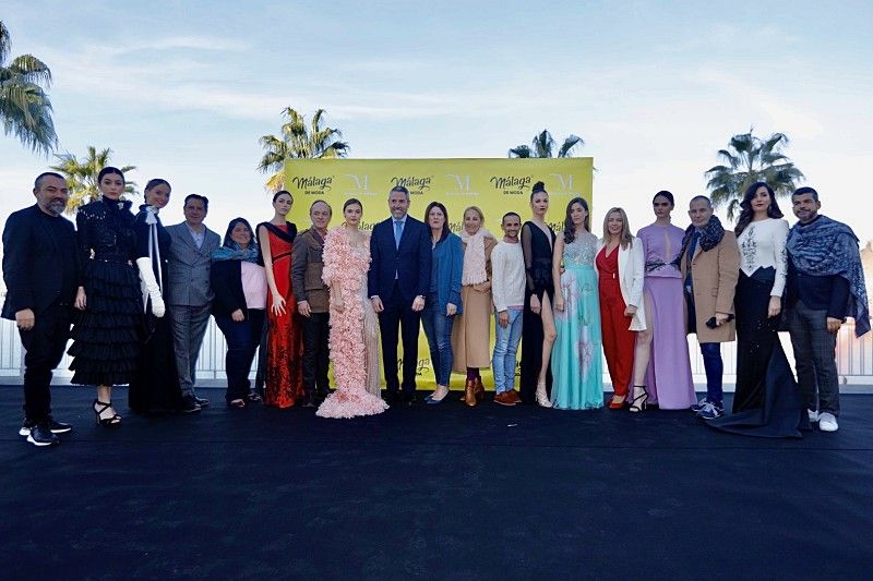 diputacionMLG's tweet photo. . @MalagaDeModa realiza un #desfile con motivo de los @PremiosGoya.
La marca promocional de la @diputacionMLG muestra en el mirador de @muelleuno los #diseños de ocho de los mejores #modistos malagueños de #altacostura.
👉https://t.co/1ah3I8QuQt
@JCMaldonadoCs https://t.co/ulFO5jN6QV