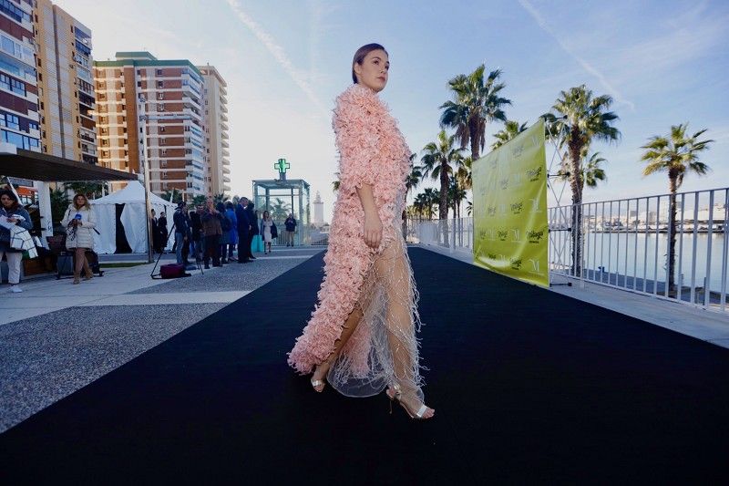 diputacionMLG's tweet photo. . @MalagaDeModa realiza un #desfile con motivo de los @PremiosGoya.
La marca promocional de la @diputacionMLG muestra en el mirador de @muelleuno los #diseños de ocho de los mejores #modistos malagueños de #altacostura.
👉https://t.co/1ah3I8QuQt
@JCMaldonadoCs https://t.co/ulFO5jN6QV