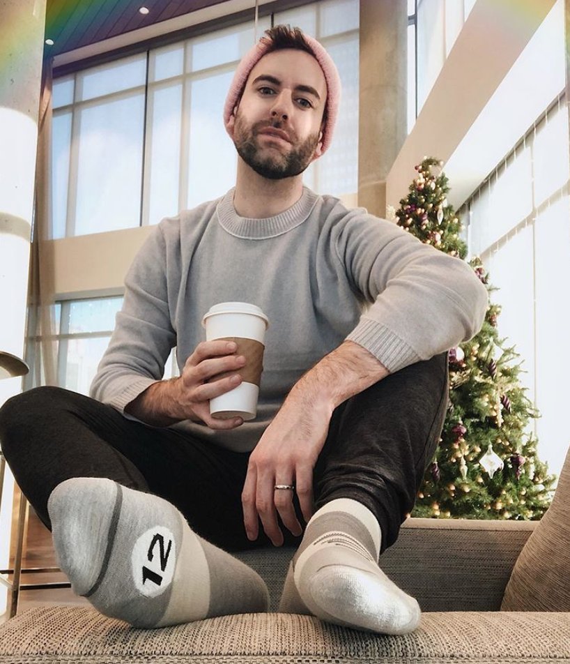 Nice &amp; cozy👌 <a href="/bobbyschuessler/">Bobby Schuessler</a> makes lazy Sundays look too easy in our 100% Cashmere Crew. 

Click to shop✨