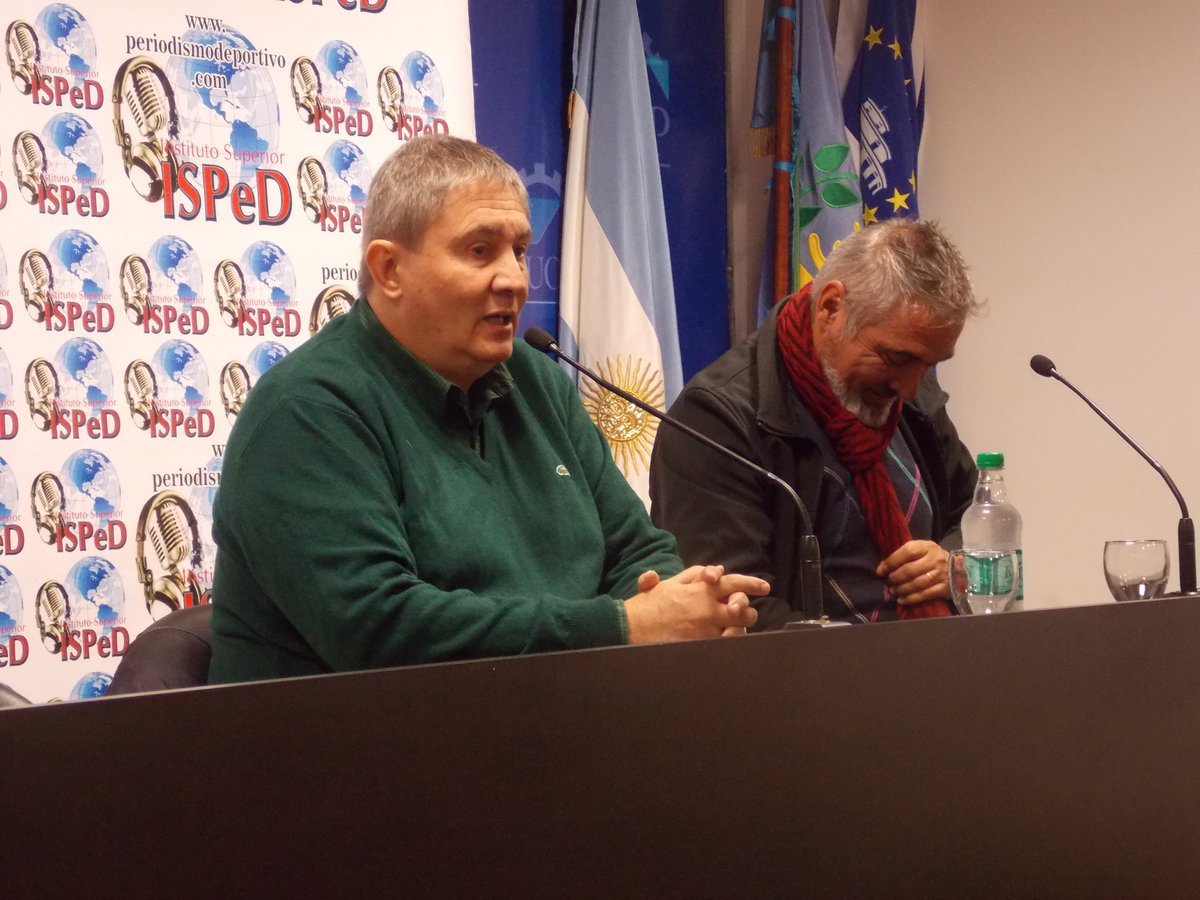 Institutoisped's tweet photo. #Recuerdos Ciclo de Conferencias #ISPeD 2019 @sergiorondina1 DT de #Arsenal conversando con los alumnos de la Carrera de #Comunicación junto a su hermano -y docente del @Institutoisped - @RondinaMarcelo https://t.co/wTxsOtc0ap
