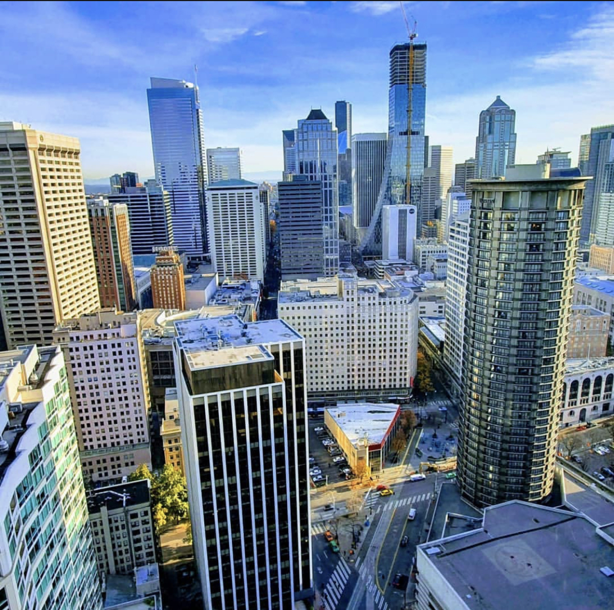 The sky's the limit in the heart of Seattle. #LetsRise Photo: @guararpit