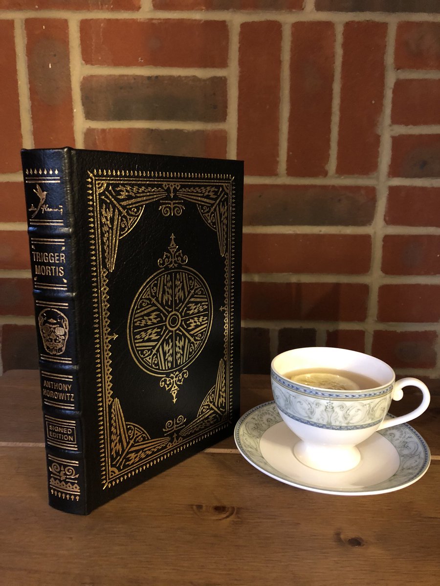 TCassera's tweet photo. James Bond can always help brigthen up a gloomy, rainy Monday.
@AnthonyHorowitz #TriggerMortis #leatherbound #eastonpress #JamesBond https://t.co/sLYDe2W2Jc